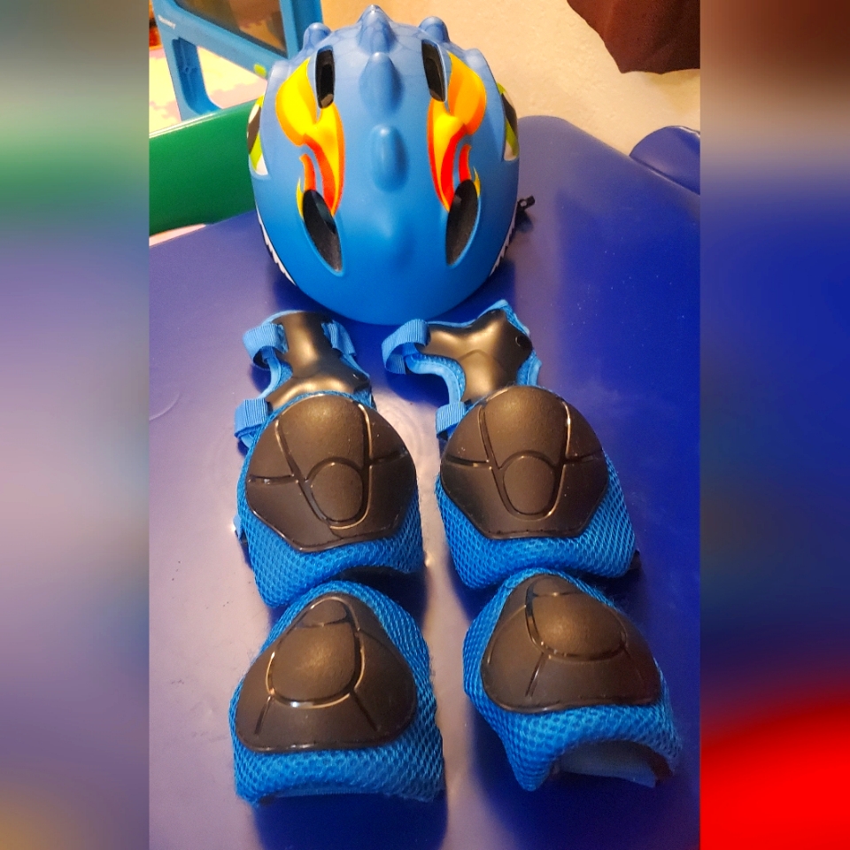 Blue Dinosaur Helmet And Protective Gear Set